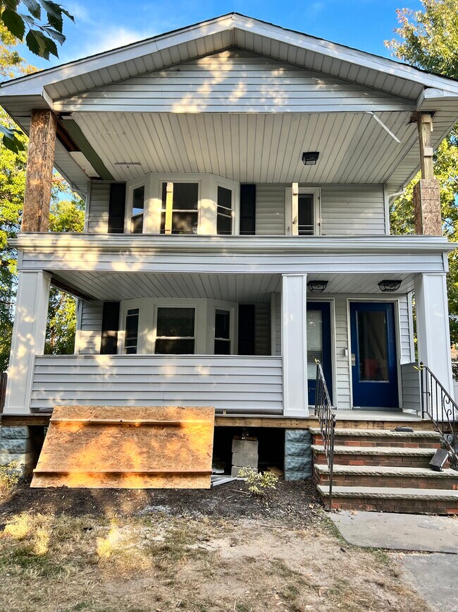 Building Photo - 2045 Carabel Ave
