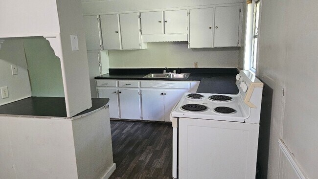 Foto del edificio - $1300 4 bed 2 bath For rent