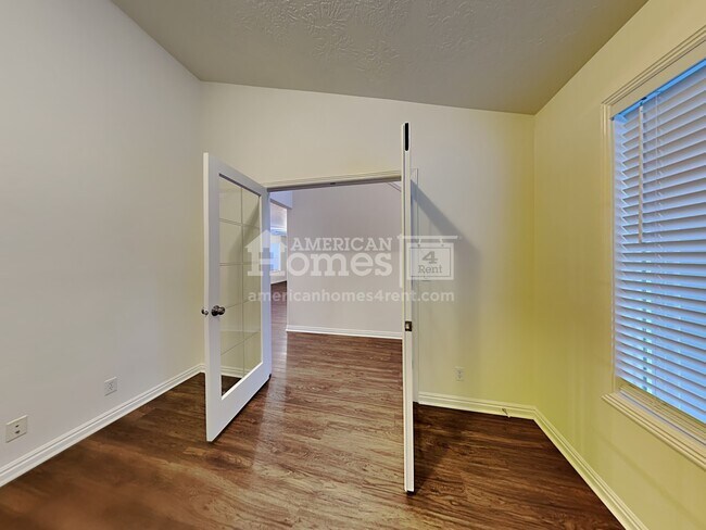 Building Photo - 728 W Willow Dale Way