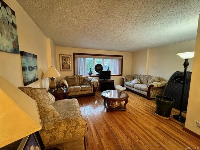 Foto del edificio - 1121 E 215th St