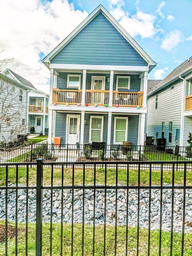 Building Photo - 806 Briar Cir