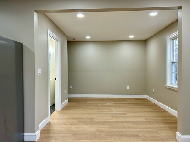 Foto del edificio - 60 W Church Rd