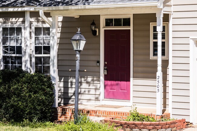 Foto del edificio - 2505 Laurel Falls Ln