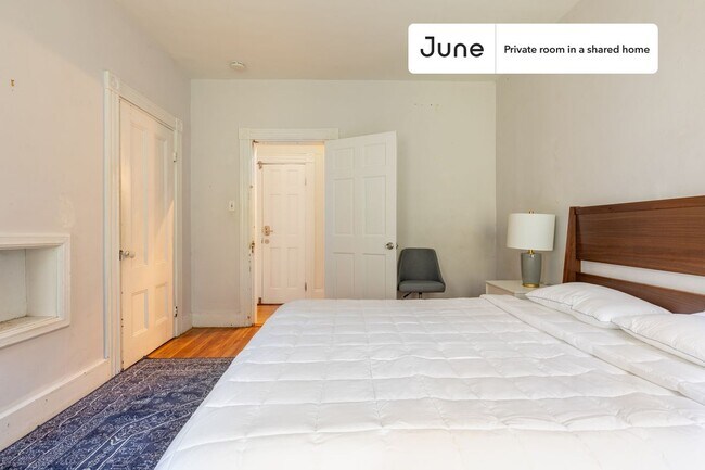 Building Photo - Private bedroom in 6 bed/2 bath Home