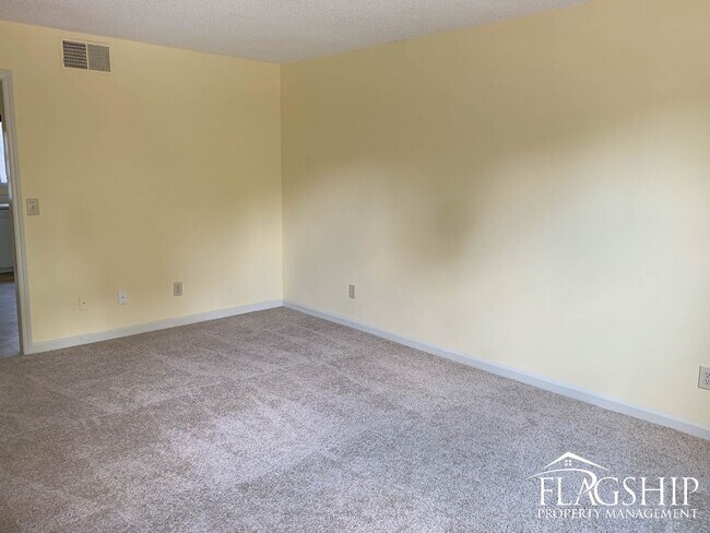Building Photo - CUTE Farmville Townhouse
