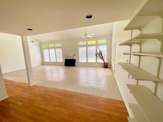 Foto del edificio - ** NEW GREENACRES PLACE 3/2 HOME **