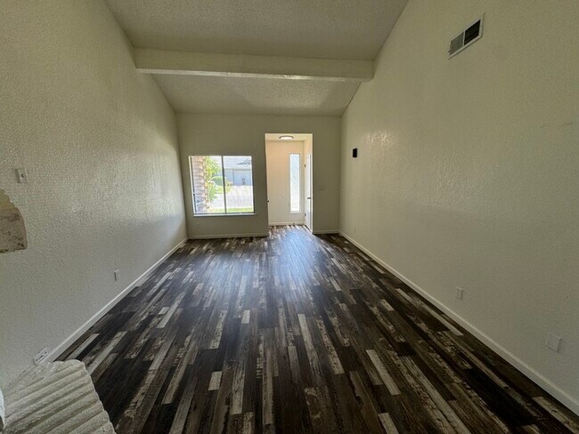 Foto del edificio - Adorable UPDATED 2bd/2bth duplex in Sacramento!
