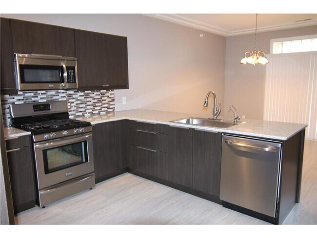 Foto del edificio - Rare Find! Spacious *3Bd*3Bath end unit- 1...