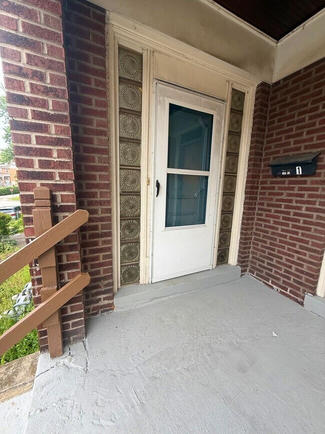 Foto del edificio - Updated 2 BR Apartment