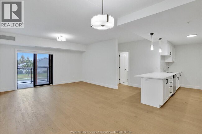 Photo du bâtiment - 2550 Sandwich W Pkwy