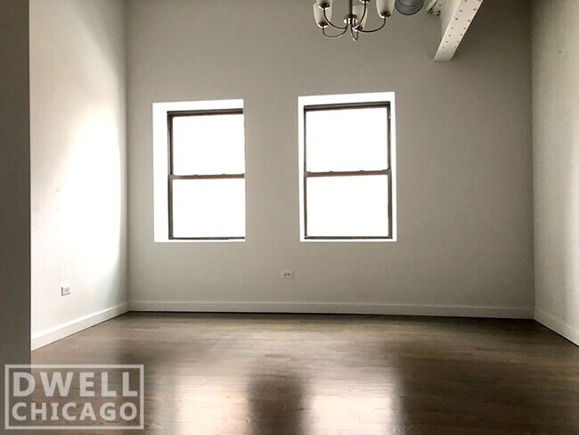 Building Photo - 627 W Lake St