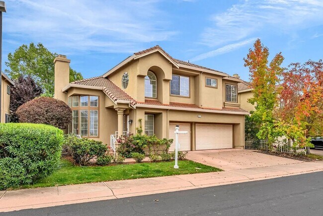 Building Photo - Spacious 4 bedroom, 2.5 bath home in gated community!