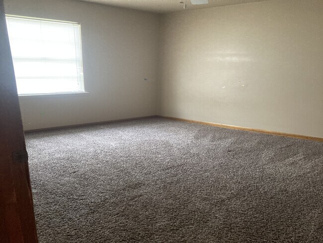 Building Photo - 806 N Sharon