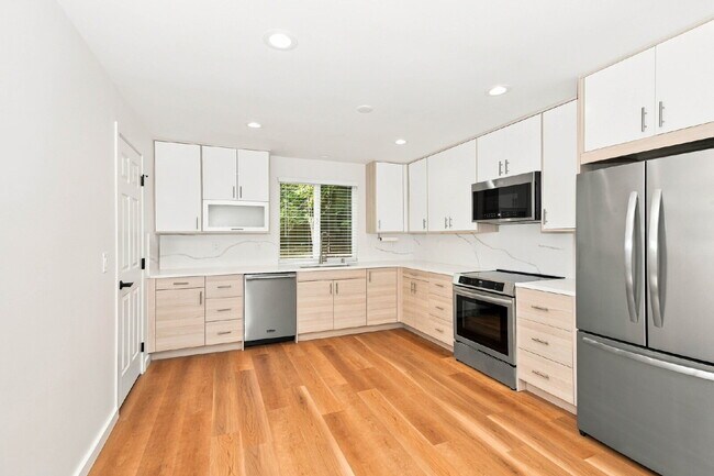 Foto del edificio - **FULLY REMODELED SAMMAMISH HOME WITH HUGE FENCED YARD!** AVAILABLE NOW FOR RENT!!!