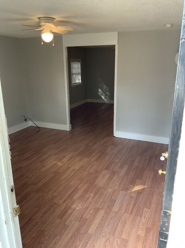 Building Photo - 1 bed 1bath duplex near Prisma health