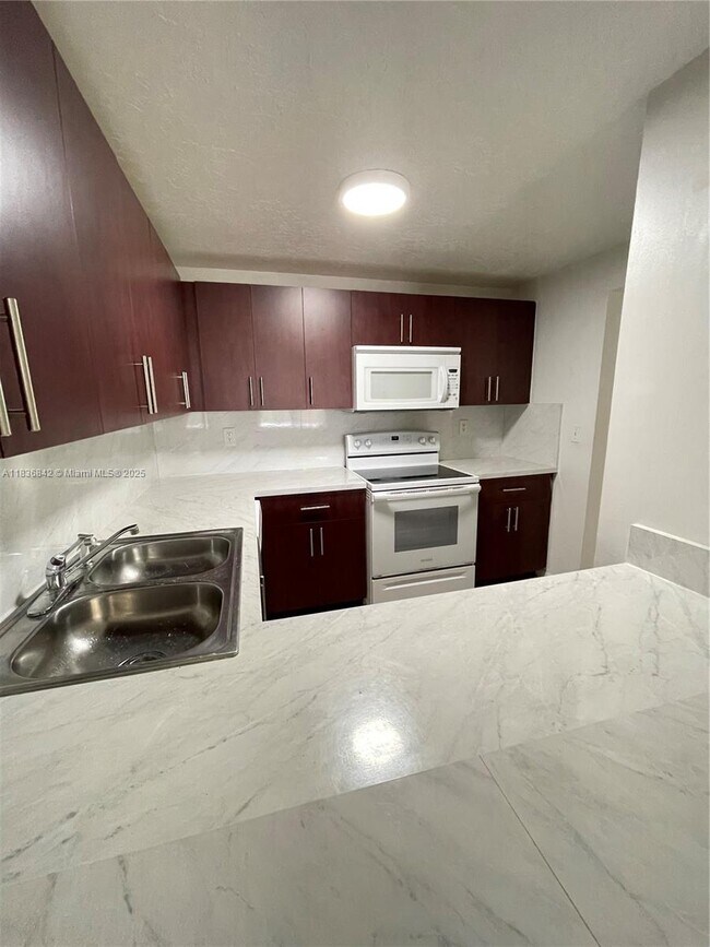 Foto del edificio - 6950 Miami Gardens Dr