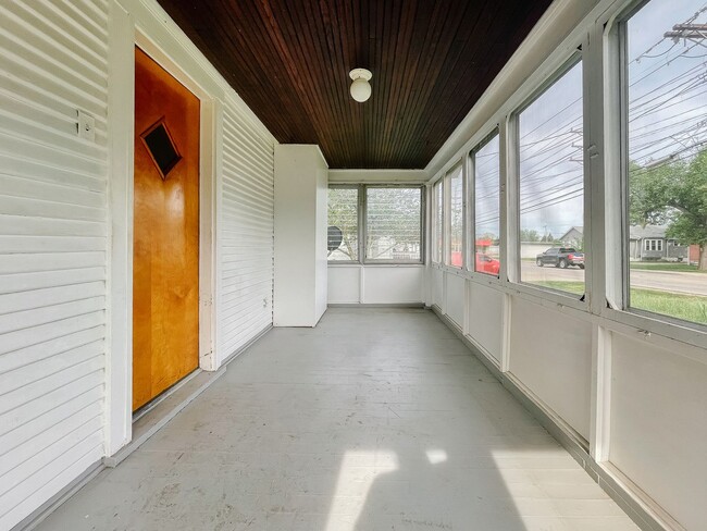 Foto del edificio - Enclosed Porch