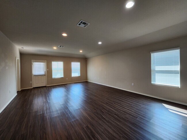 Foto del edificio - 4/2/2 Home in Heather Glen/ Fridge / Gas Cooking / Covered Back Patio / Fenced in Yard / CISD