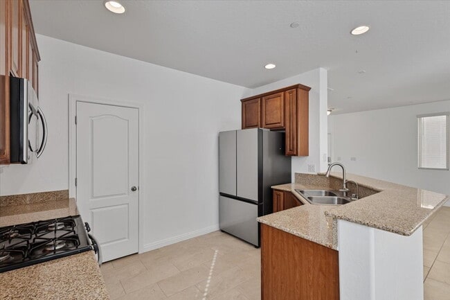 Building Photo - Gorgeous 4BR/2.5BA/2GA Two-Story Gem in Ga...