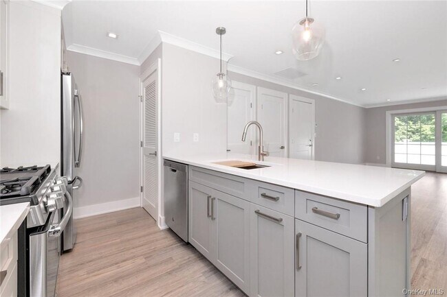 Building Photo - 470 Main St