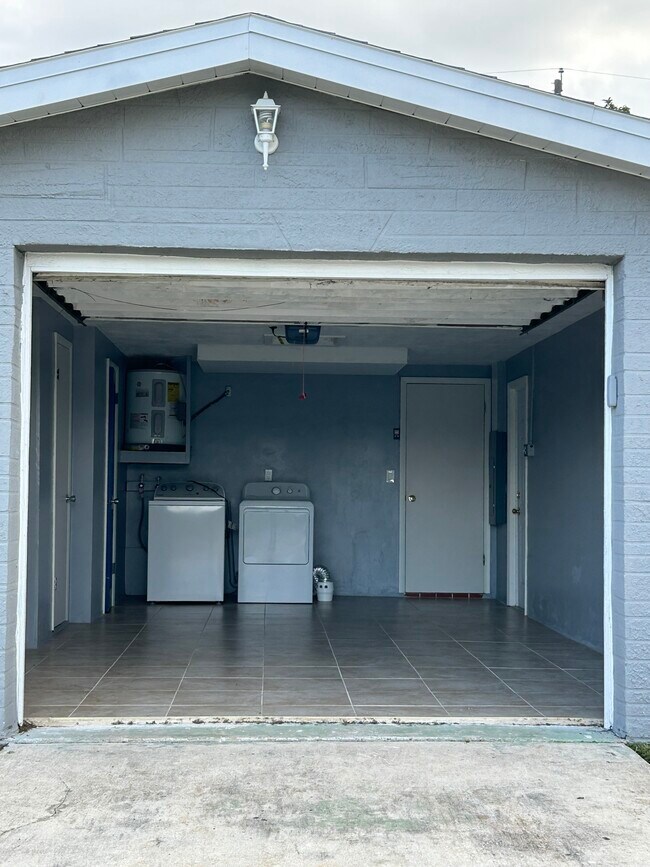 Building Photo - 1645 Plum Tree Rd