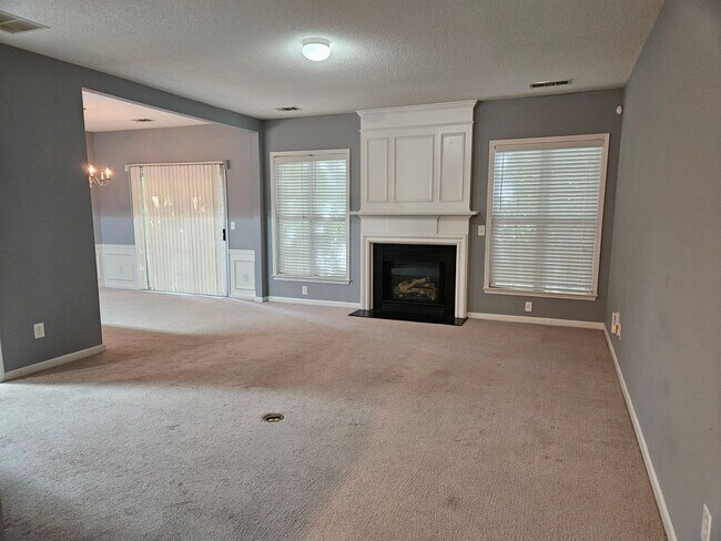 Building Photo - Rare 3 bed 2.5 bath Townhome home located ...