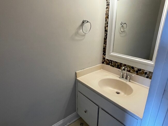 Foto del edificio - Charming 2-Bedroom Townhome in Prime Charl...