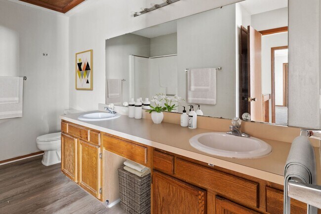 Foto del edificio - Spacious Rooms, fireplace and patio