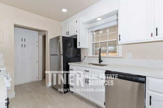 Building Photo - Beautifully updated 3 bedroom 2 bath home
