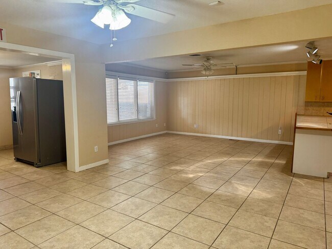 Foto del edificio - Huge 4 Bedroom, 3 Bath Home with All Appli...