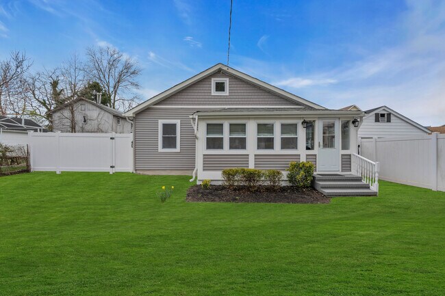 Foto del edificio - 1230 Maplewood Rd