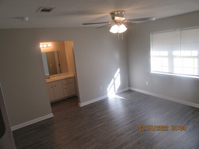 Building Photo - 862 Lyndsi Ln