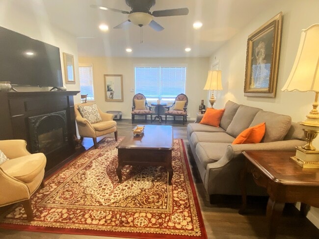 Foto del edificio - 328 Sierra Vista Ln