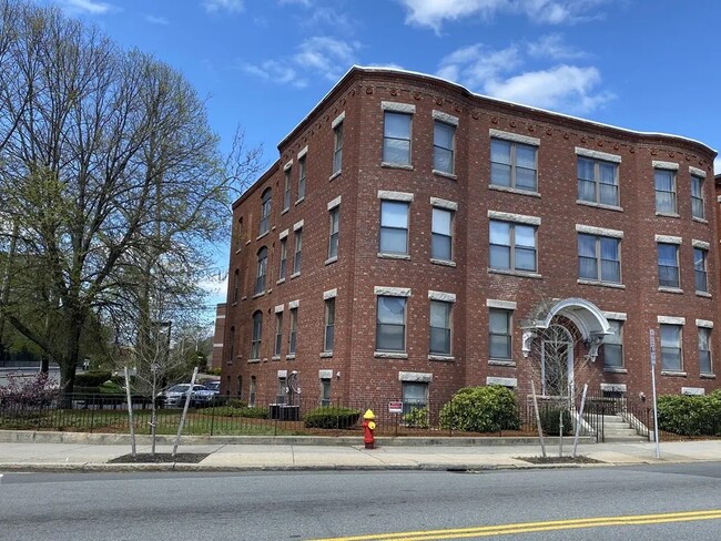 Building Photo - 550 Main St