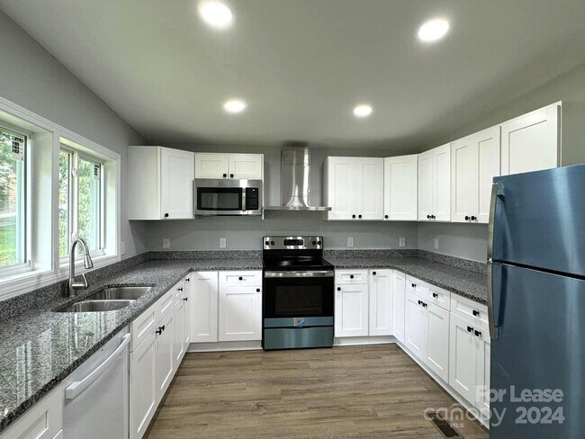 Building Photo - 1718 2nd Ave SW
