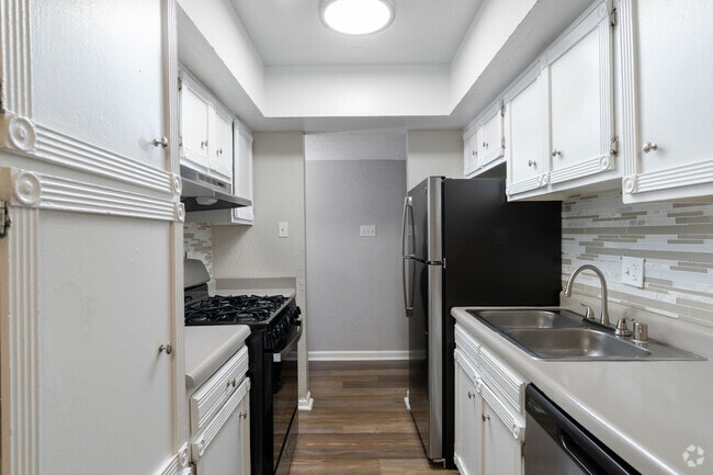 2BR,1BA - 751SF - Kitchen - Sedona Peak