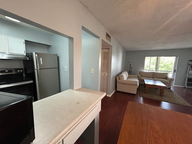 Building Photo - Spacious 1/1 with Balcony with Sunset Views