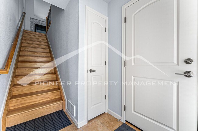 Foto del edificio - Spacious Townhouse with Washer/Dryer and C...