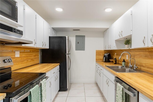 Foto del edificio - 7933 West Dr