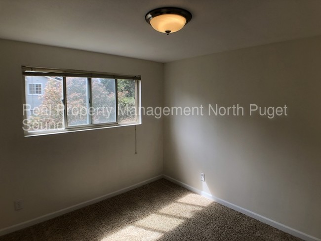 Building Photo - Multi-Unit in a perfect location of Lynwood