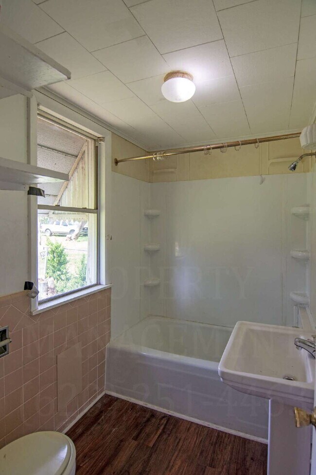 Foto del edificio - 1-Bedroom + Bonus Room 1-Bathroom Home
