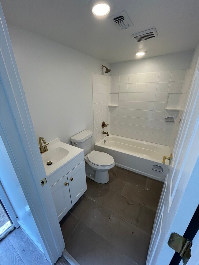 Baño - 706 Adams St