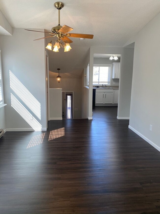 Foto del edificio - 3 BEDROOM | 2 BATH | DOUBLE GARAGE | WEST