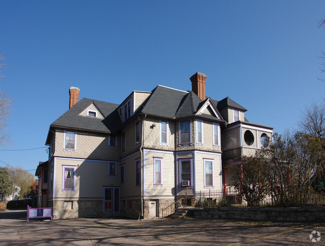 Building Photo - Hearthstone Inn Apartments