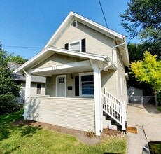 Building Photo - 327 Leslie St