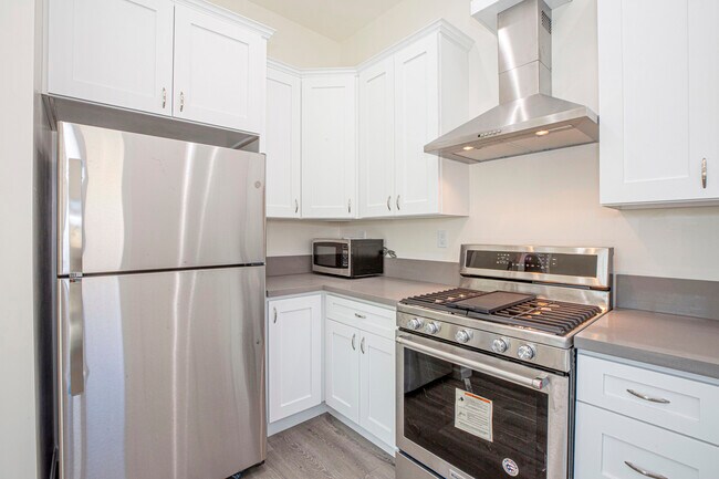 Building Photo - 2757 Paloma St