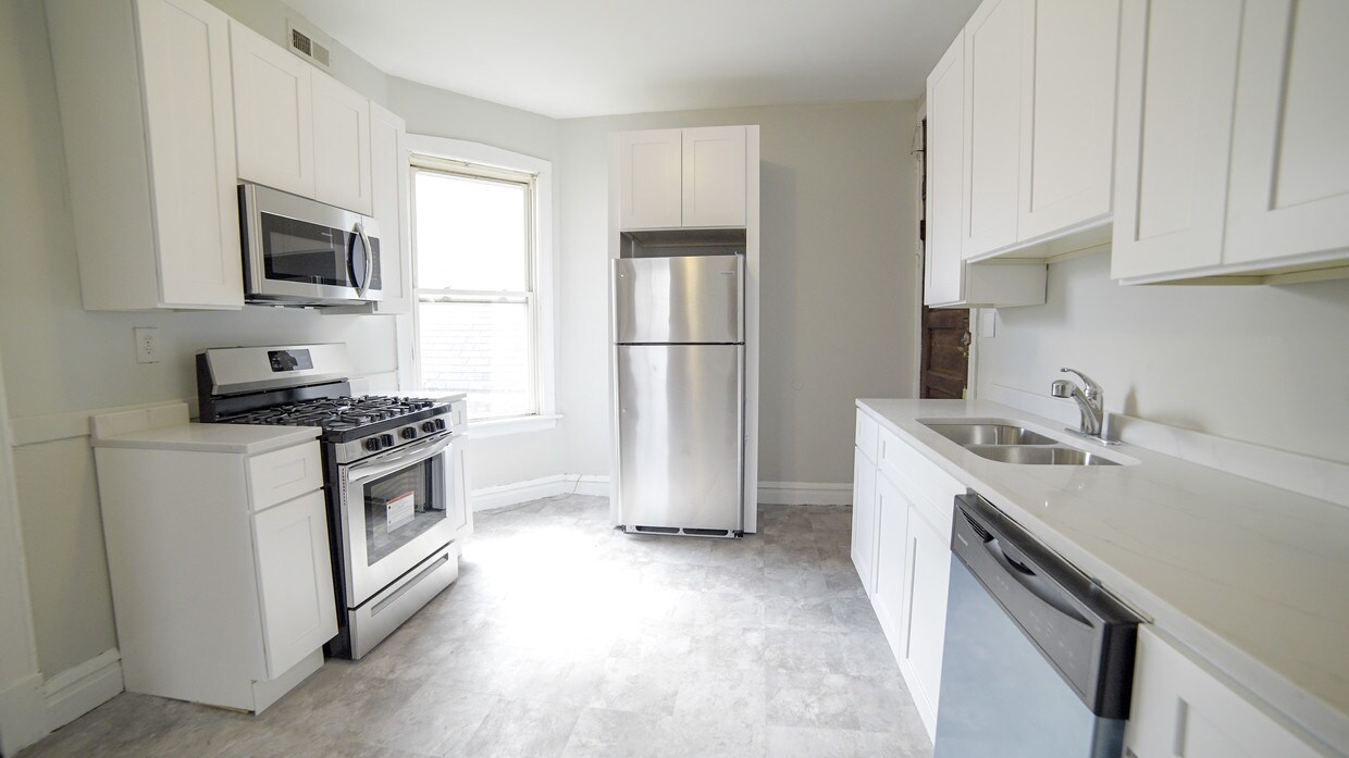 Foto principal - 1658 N Harding Ave