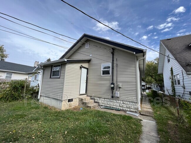 Building Photo - 730 N Bosart Ave