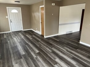 Building Photo - 921 E 8th Ave