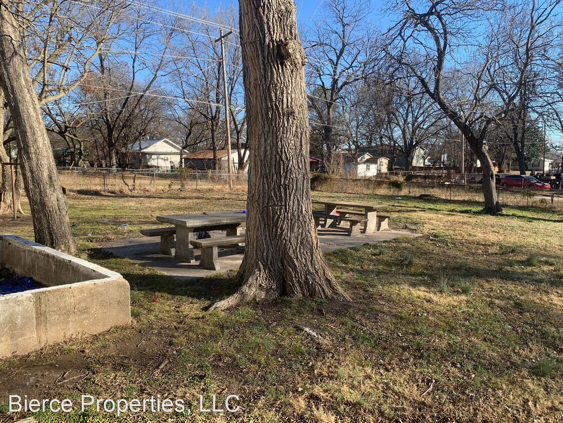 Foto del edificio - 3 br, 1 bath House - 402 N. Cherry Street